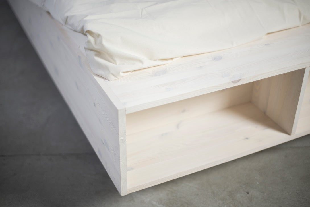 Weißes Design-Bett mit Stauraum, Regal und Ablage | ekomia