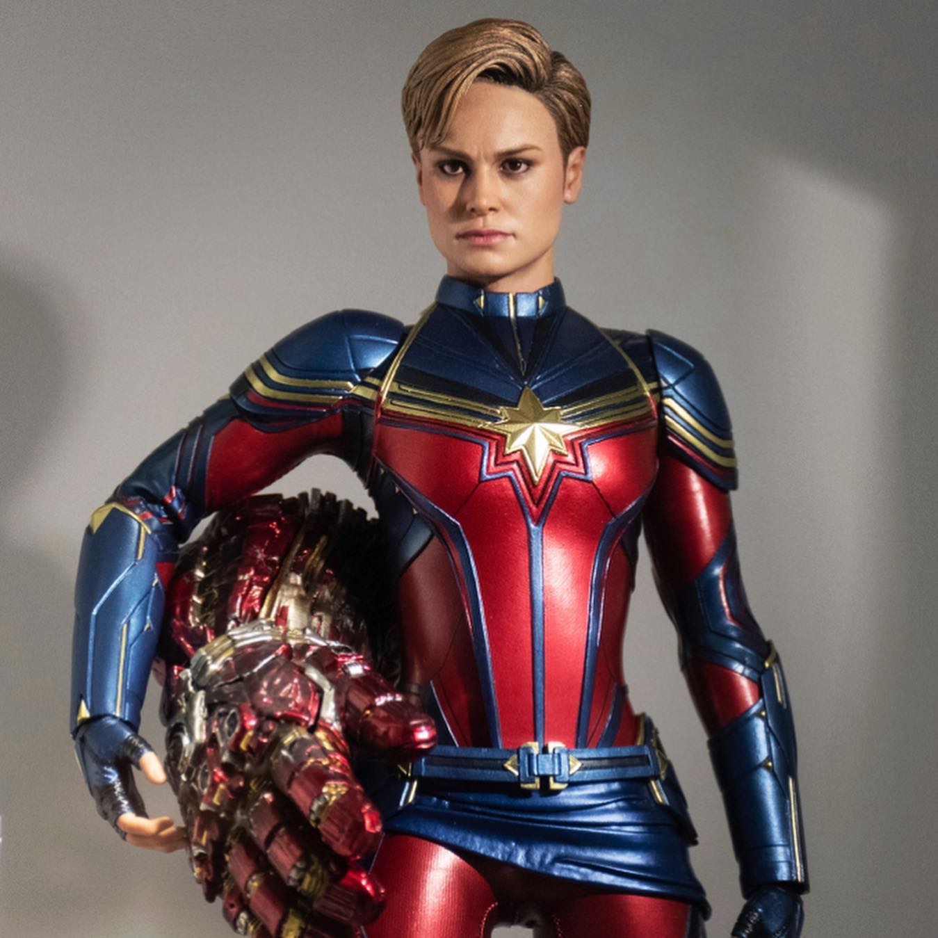 captain marvel hot toys