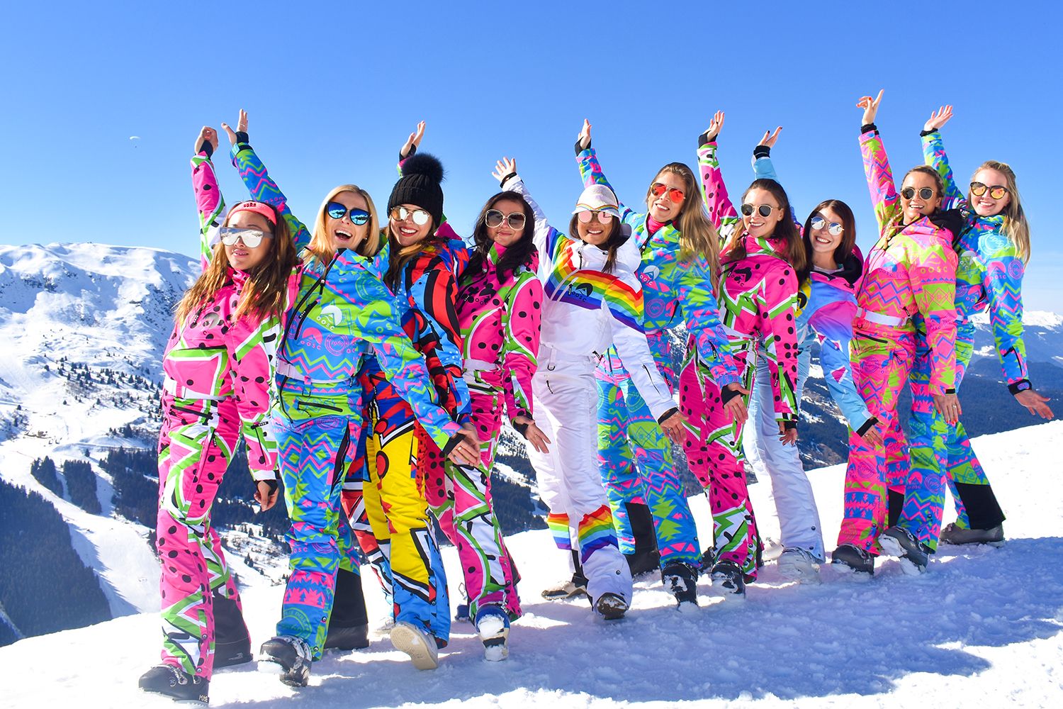Ski одежда. Горнолыжный комбинезон OOSC Rainbow Road. Горнолыжный костюм OOSC. Горнолыжные костюмы для всей семьи. Горнолыжная одежда женская.