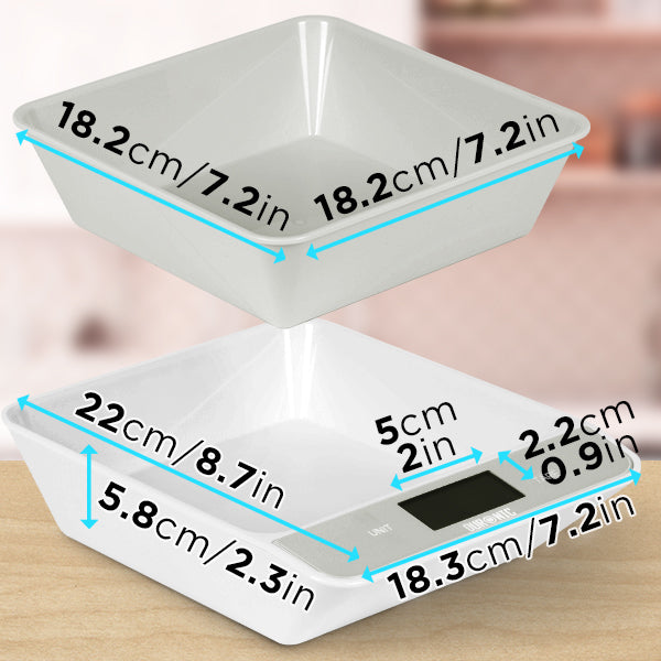 Bilancia da cucina su tavolo con misure relative alla bilancia stessa e la ciotola 