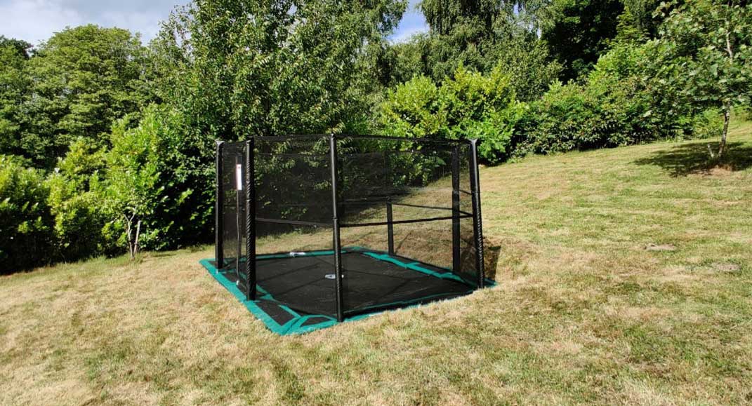 In-ground trampoline o a slope