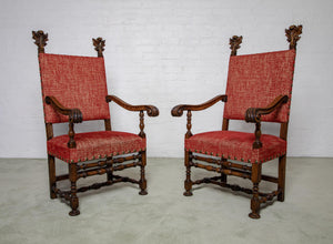 一對雕刻精美的大型胡桃木鍍金扶手椅，意大利 19 世紀