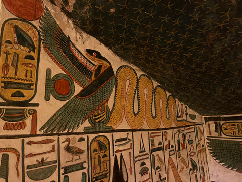 Una imagen del arte mural dentro de una tumba egipcia.