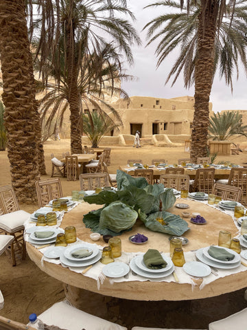 Una imagen de una mesa al aire libre en el desierto egipcio.