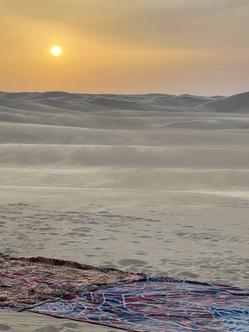 Una imagen de un desierto al atardecer.