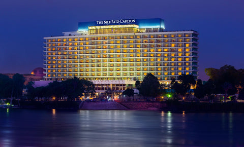 Una imagen del Ritz Carlton en El Cairo de noche.