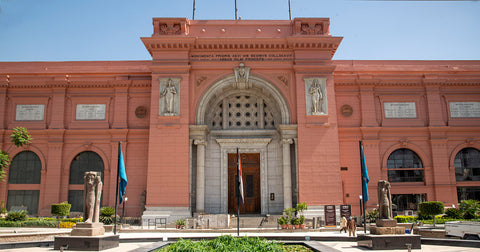 El Museo Egipcio de Antigüedades, fotografiando la entrada principal durante el día.