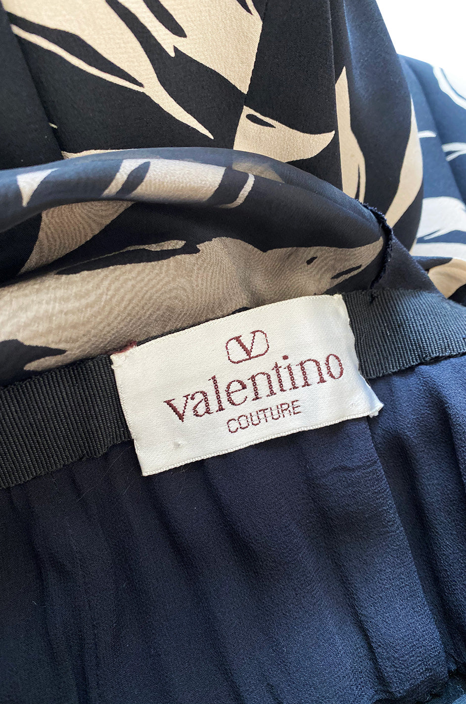 Gorgeous 1980s Valentino Haute Couture Black & Ivory Silk Print Plungi ...