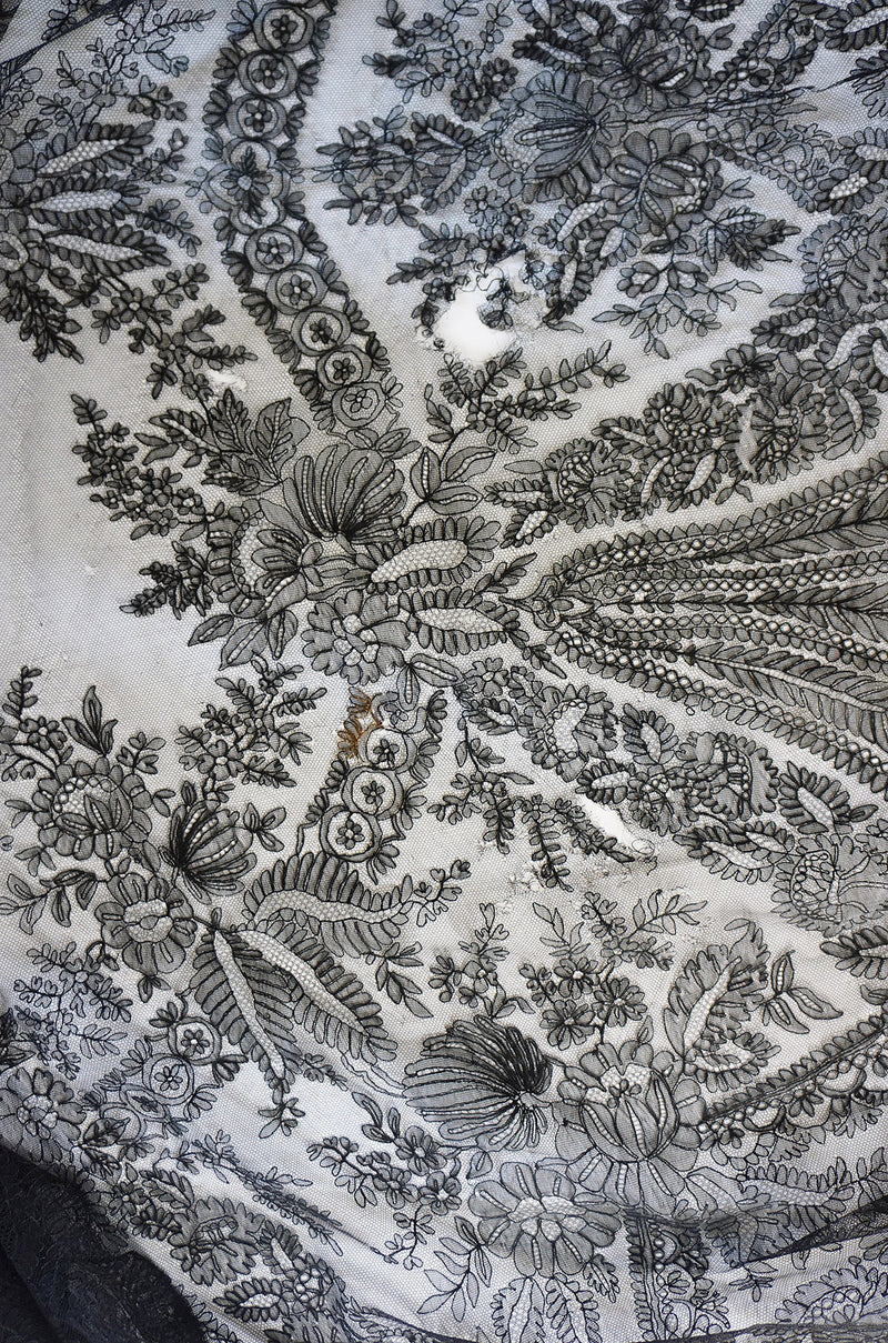 1860s Hand Made Chantilly Square Shawl – Shrimpton Couture