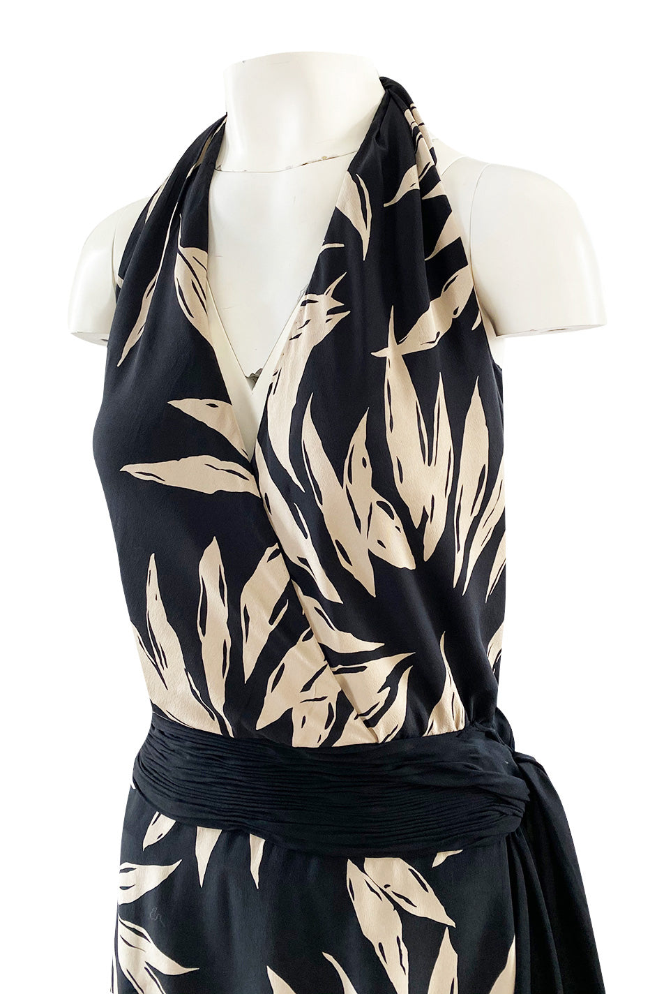 Gorgeous 1980s Valentino Haute Couture Black & Ivory Silk Print Plungi ...