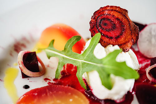 Ensalada de hojas de remolacha y rúcula para bajar de peso.