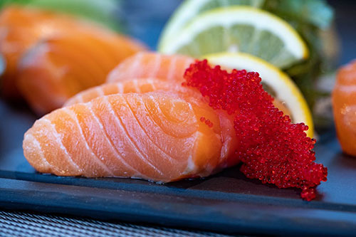 El salmón es una dieta para desarrollar músculos.