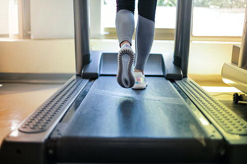 La cinta de correr es un equipo de gimnasio en casa.