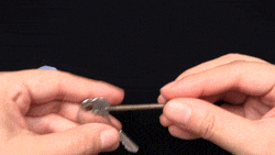 同じ方向にカギを並べられるのが、トーテム・キーホルダーの特長です。よく使うカギを、いちばん端っこに付けておけば、見なくても分ります。毎日使うものだからこそ、手になじむものを。