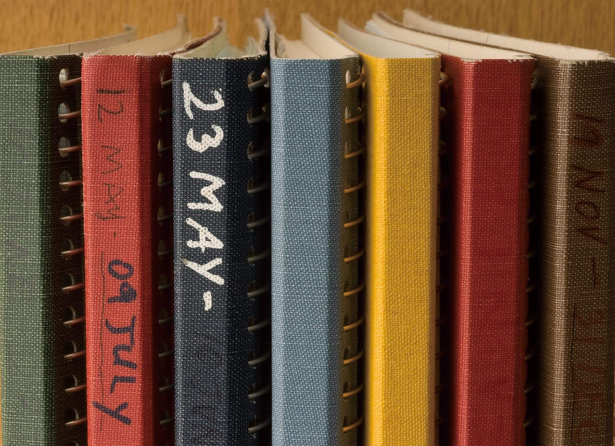 本棚に並べた時に、何が書かれたノートなのかがわかるように、タイトルを書き込める。