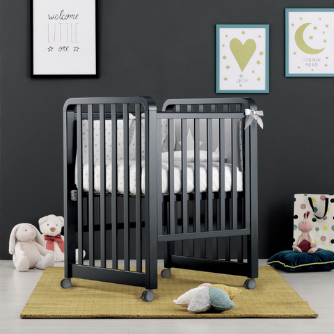 <h2 data-mce-fragment="1">Personalized baby bed sets</h2> <p data-mce-fragment="1">Glam Azzurra Collection 4-Piece Cotton Crib Protection Set" is a perfect choice for parents who looking to bring a touch of elegance and comfort to their baby's room, this exclusive set, designed to perfectly match the GLAM crib by Azzurra, is a combination of style, quality and function in a vibrant shade of coral.< /p> <h3 data-mce-fragment="1"><strong data-mce-fragment="1">Notable Features of the Product:</strong></h3> <ul data-mce-fragment="1 "> <li data-mce-fragment="1"> <strong data-mce-fragment="1">High Quality Material:</strong> Made of 100% Italian cotton muslin, the set is gentle on baby's skin, providing a non-allergic and comfortable environment.</li> <li data-mce-fragment="1"> <strong data-mce-fragment="1">Attractive Design:</strong> With a cheerful and detailed print , the set adds extra charm and story to the baby's bedroom.</li> <li data-mce-fragment="1"> <strong data-mce-fragment="1">Complete Protection Set:</strong> Includes a duvet cover, cot protectors and a pillowcase, all designed to ensure baby's safety and comfort during sleep.</li> <li data-mce-fragment="1"> <strong data-mce- fragment="1">Soft Side Protectors:</strong> Made of anti-allergic silicone batting, the protectors offer impact protection and ensure a peaceful sleep.</li> </ul> <h3 data-mce-fragment="1" ><strong data-mce-fragment="1">Essential Benefits:</strong></h3> <ul data-mce-fragment="1"> <li data-mce-fragment="1"> <strong data-mce-fragment="1">Safety and Comfort:</strong> The side protectors ensure a safe sleeping environment, protecting the baby from bumps or accidents.</li> <li data-mce-fragment="1"> <strong data-mce-fragment="1">Vibrant and Modern Style:</strong> The coral shade adds a touch of elegance and vitality to the baby's room.</li> <li data-mce-fragment="1" > <strong data-mce-fragment="1">Superior Comfort:</strong> High-quality cotton muslin provides a soft and comfortable sleeping environment for baby.</li> <li data-mce-fragment=" 1"> <strong data-mce-fragment="1">Durability and Quality:</strong> Made in Italy, this set complies with European quality standards, guaranteeing long-term use.</li> </ul> <h3 data-mce-fragment="1"><strong data-mce-fragment="1">Technical Specifications:</strong></h3> <ul data-mce-fragment="1"> <li data-mce -fragment="1">Composition: Muslin 100% Italian Cotton.</li> <li data-mce-fragment="1">Colour: Coral.</li> <li data-mce-fragment="1" >Includes: Quilt, Quilt Cover, Protectors, Pillowcase.</li> <li data-mce-fragment="1">Made in Italy according to European Standards.</li> </ul> <p><img alt ="Baby Personalized Bedding Sets" src="https://cdn.shopify.com/s/files/1/0244/6317/9840/files/4_197e6ee0-137c-4e74-ac79-08576eedc405_480x480.png?v=1703759289" ><img src="https://cdn.shopify.com/s/files/1/0244/6317/9840/files/11_a9db5cba-662d-4e6b-b03e-0bd273e72c68_480x480.png?v=1703759308" alt="Sets personalized baby beds" data-mce-fragment="1" data-mce-src="https://cdn.shopify.com/s/files/1/0244/6317/9840/files/11_a9db5cba-662d-4e6b- b03e-0bd273e72c68_480x480.png?v=1703759308"></p> <p data-mce-fragment="1">Glam Azzurra Collection 4 Piece Cotton Crib Protector Set is the ideal choice for parents who want to create a sleeping environment full of warmth and style for their baby. This set not only adds style to your baby's bedroom, but also provides an ideal sleeping environment for your little one.</p>