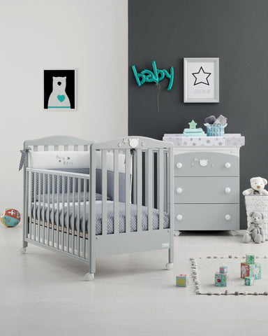 Gray baby cot Baby room design with gray cot White furniture for the baby room Modern white baby cot Decor ideas with white cot for the baby room White baby cots Choosing a white cot for newborns White wooden cot for babies Furniture trends for babies: gray cribs Integrating a gray crib into the design of the baby's room