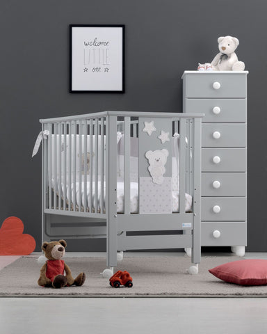 Gray baby cot Baby room design with gray cot White furniture for the baby room Modern white baby cot Decor ideas with white cot for the baby room White baby cots Choosing a white cot for newborns White wooden cot for babies Furniture trends for babies: gray cribs Integrating a gray crib into the design of the baby's room