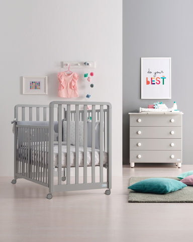 Gray baby cot Baby room design with gray cot White furniture for the baby room Modern white baby cot Decor ideas with white cot for the baby room White baby cots Choosing a white cot for newborns White wooden cot for babies Furniture trends for babies: gray cribs Integrating a gray crib into the design of the baby's room