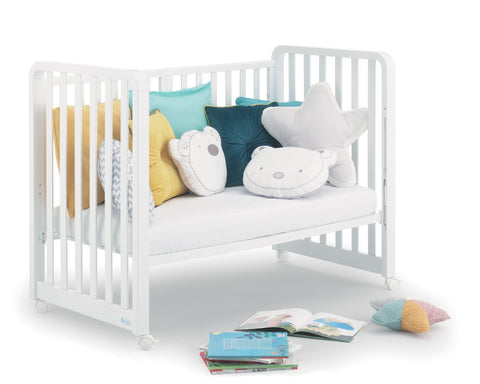 White baby cot Baby room design with a white cot White furniture for the baby room Modern white baby cot Decoration ideas with a white cot for the baby room White baby cots Choosing a white cot for newborns White wooden cot for babies Furniture trends for babies: white cribs Integrating a white crib into the design of the baby's room