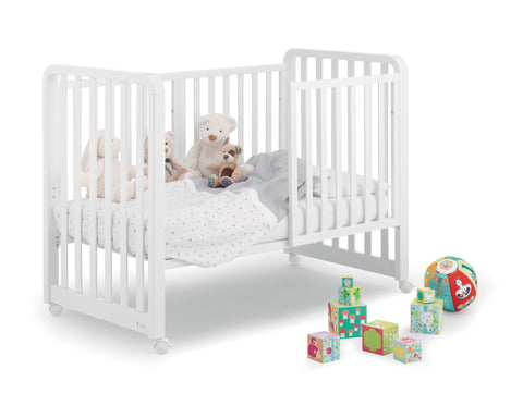 White baby cot Baby room design with a white cot White furniture for the baby room Modern white baby cot Decoration ideas with a white cot for the baby room White baby cots Choosing a white cot for newborns White wooden cot for babies Furniture trends for babies: white cribs Integrating a white crib into the design of the baby's room