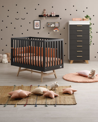 Patut negru pentru bebelusi Design interior camera bebelusului cu patut negru Mobilier camera bebelusului negru Patut bebe negru modern Idei decor camera bebelusului cu patut negru Patuturi bebe culoare neagra Alegerea unui patut negru pentru nou-nascuti Patut negru din lemn pentru bebelusi Tendinte mobilier bebelusi - patuturi negre Cum să integrezi un patut negru în camera bebelușului