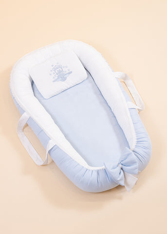 Babynest Bumbac Bleu Cu Alb Pernuta Brodata Avion Annebebe