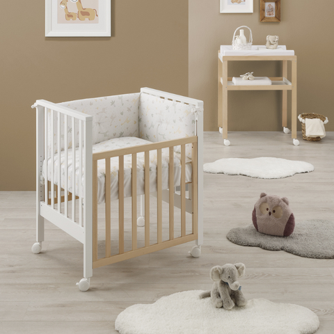 Main Features: Superior Comfort: Made from 100% premium cotton, this set provides a delicate and comfortable touch, ideal for the sensitive skin of newborns. The non-allergenic material contributes to a peaceful sleep, without irritation or discomfort. Versatile Design: With design options including giraffes and bears in shades of white, titanium and ground, the set adds a cheerful and colorful touch to the room, being suitable for both girls and boys. Italian design with attention to detail turns each piece into a work of art. Adaptable Functionality: The adaptable bed guard for mini cot and toddler bed, together with the bow fastening system, offers flexibility of use and easy installation, ensuring protection against impact with the cot bars. Benefits: Maximum Safety: The rounded edges of the bed guard and non-toxic materials protect the baby from injury, giving parents the peace of mind they need. Restful Sleep: The superior quality of the cotton and the comfortable design of the set contribute to an optimal sleeping environment, encouraging a restful and healthy sleep for the child. Pleasant Aesthetics: Bringing a burst of color and cheerfulness, the set enriches the decor of the child's room, creating a welcoming and stimulating space for their development. Specifications: Outer material: 100% high quality cotton Design: Italian, with cheerful and detailed print Brand: Erbesi Suitable for: Babies and children 0-5 years, both girls and boys Includes: Quilt, Quilt cover, Pillow cover, Adaptable bed protector Made in Italy according to European Standards This 4-piece Cotton Evolution 2 in 1 Cot Protection Set from Erbesi is not just a cot bed linen set, but an investment in your child's comfort and safety, bringing a touch of magic and color every day.