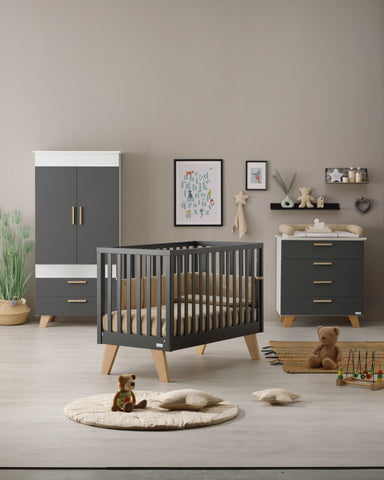 Patut negru pentru bebelusi Design interior camera bebelusului cu patut negru Mobilier camera bebelusului negru Patut bebe negru modern Idei decor camera bebelusului cu patut negru Patuturi bebe culoare neagra Alegerea unui patut negru pentru nou-nascuti Patut negru din lemn pentru bebelusi Tendinte mobilier bebelusi - patuturi negre Cum să integrezi un patut negru în camera bebelușului