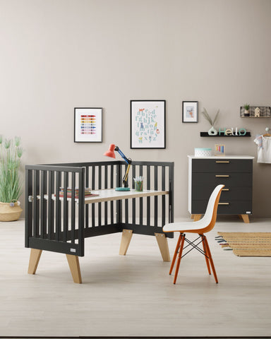 Patut negru pentru bebelusi Design interior camera bebelusului cu patut negru Mobilier camera bebelusului negru Patut bebe negru modern Idei decor camera bebelusului cu patut negru Patuturi bebe culoare neagra Alegerea unui patut negru pentru nou-nascuti Patut negru din lemn pentru bebelusi Tendinte mobilier bebelusi - patuturi negre Cum să integrezi un patut negru în camera bebelușului