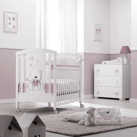 The Tato baby cot, in a delightful combination of white and pink, is a perfect addition to any baby's room, providing a safe, comfortable and aesthetically pleasing sleeping space. Made in Italy from solid beech wood, this cot not only ensures a robust and durable structure, but is also carefully designed to meet the highest safety standards, according to the European standard EN 716-1:2017+AC: 2019. The two-level adjustable bed base is a particularly useful feature for C-section mums, allowing for height adjustment for easy and comfortable access. The slatted solid beech base, non-toxic paints and rounded edges underline Erbesi's commitment to children's safety and well-being. The spacious drawer and non-marking rubber swivel wheels equipped with brakes add functionality and mobility, making the Tato crib the ideal choice for parents looking for a perfect blend of safety, style and practicality for their little girl's room.