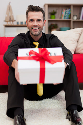 Groom delighted by the SEYANTE robe gift box presented