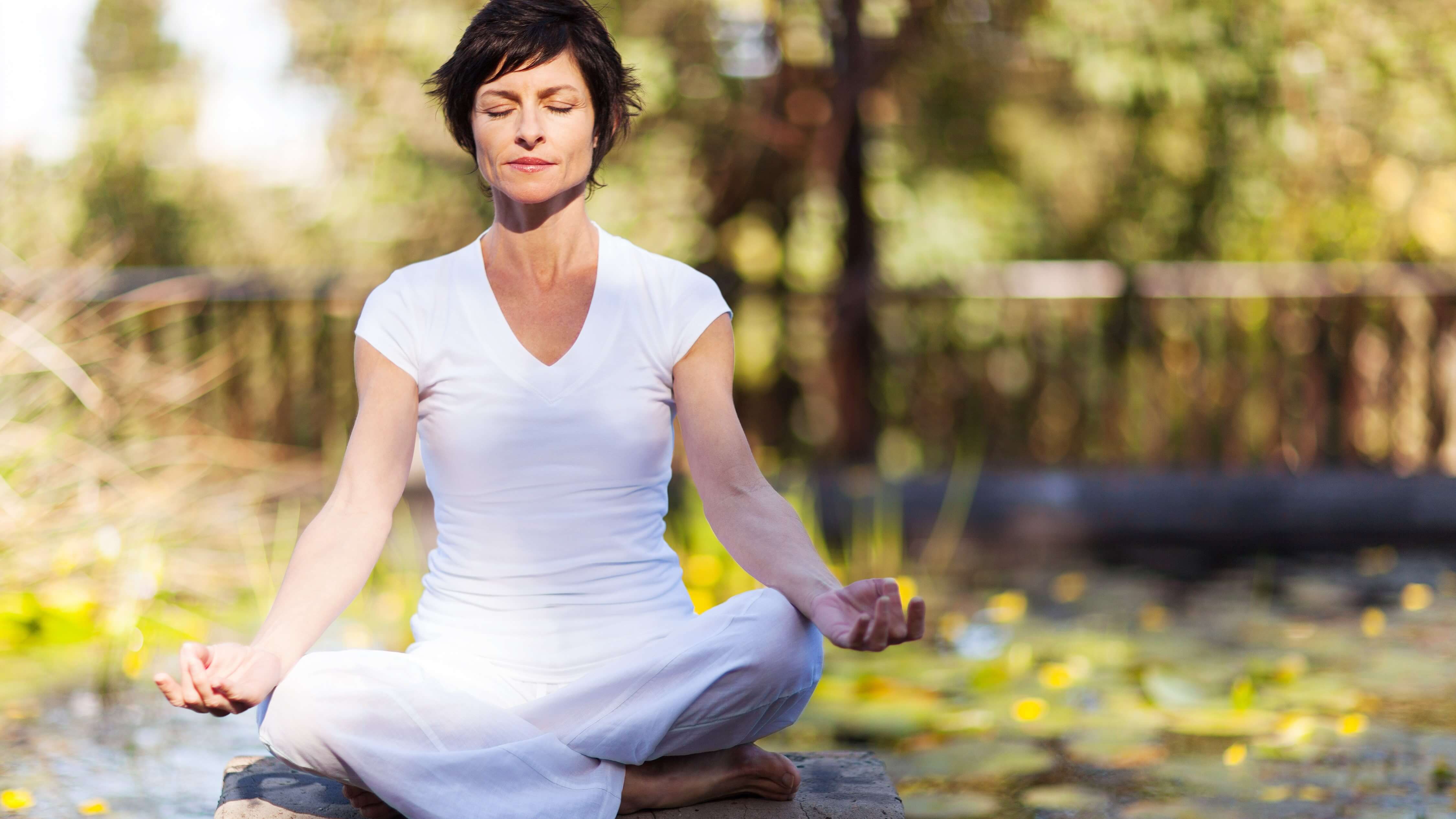 Женщина среднего возраста. Девушка медитирует. Женщина медитация. Йога для женщин.