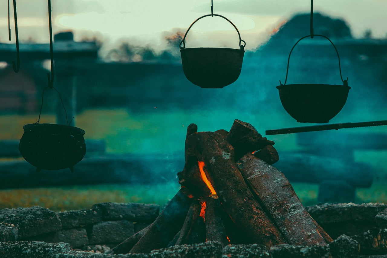 Keep warm by burning wood and boiling water in nature