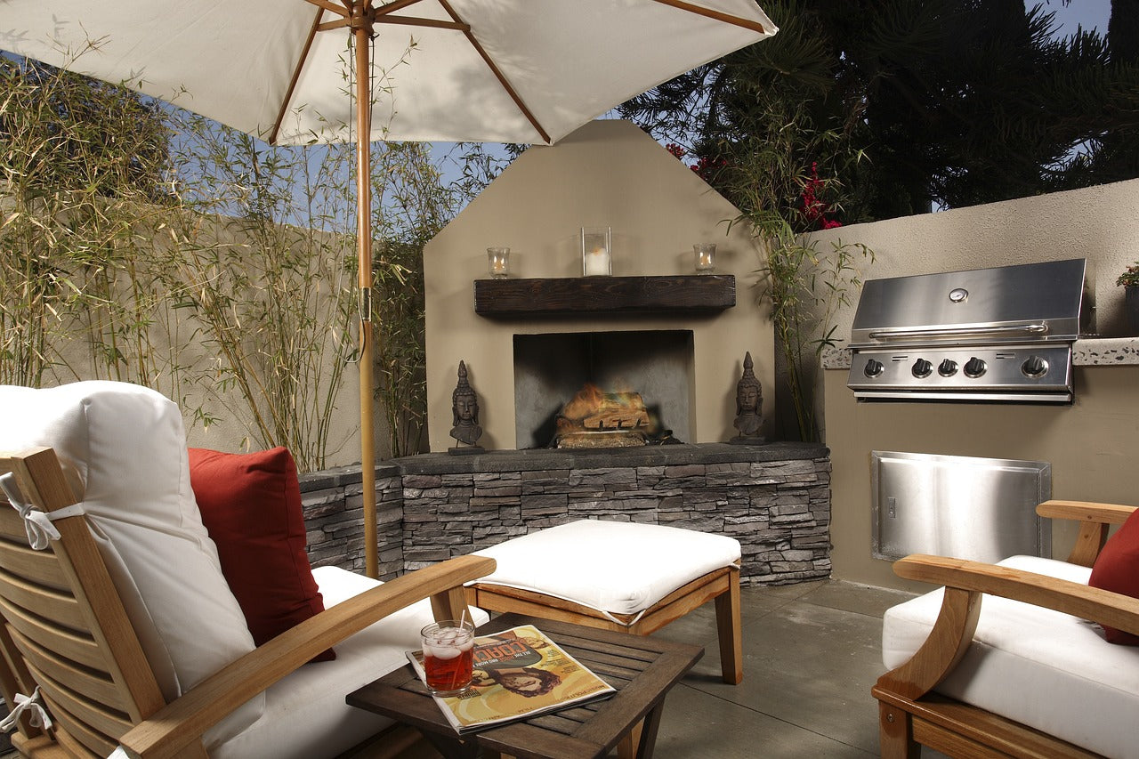 The fireplace fires and white outdoor sofa sets are arranged in the courtyard