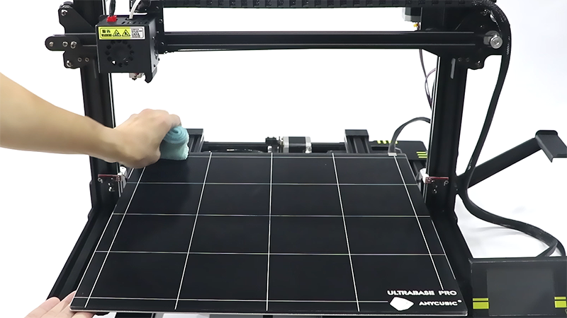 Keep the 3D printer bed clean to get rid of 3D printing first layer problems