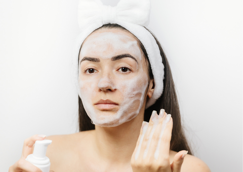 Eviter l'effet rebond - Effectuer un double nettoyage du visage