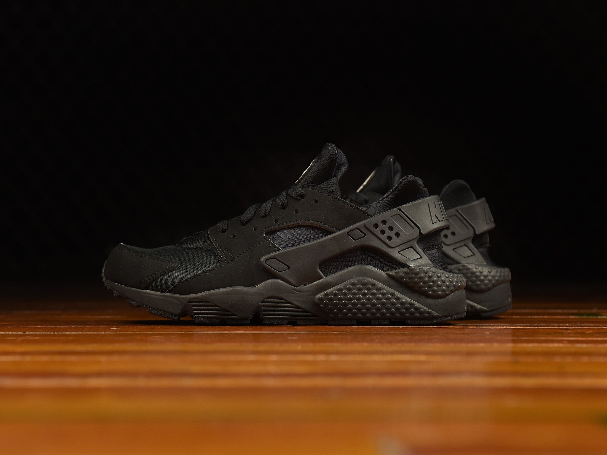 nike huarache triple black