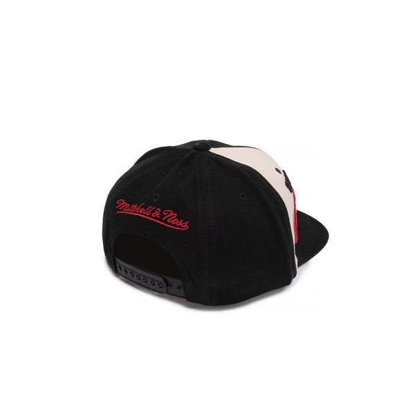 Shop Mitchell & Ness Chicago Bulls 96 Champions Wave Snapback  HHSS1082-CBUYYPPPBLCK multi