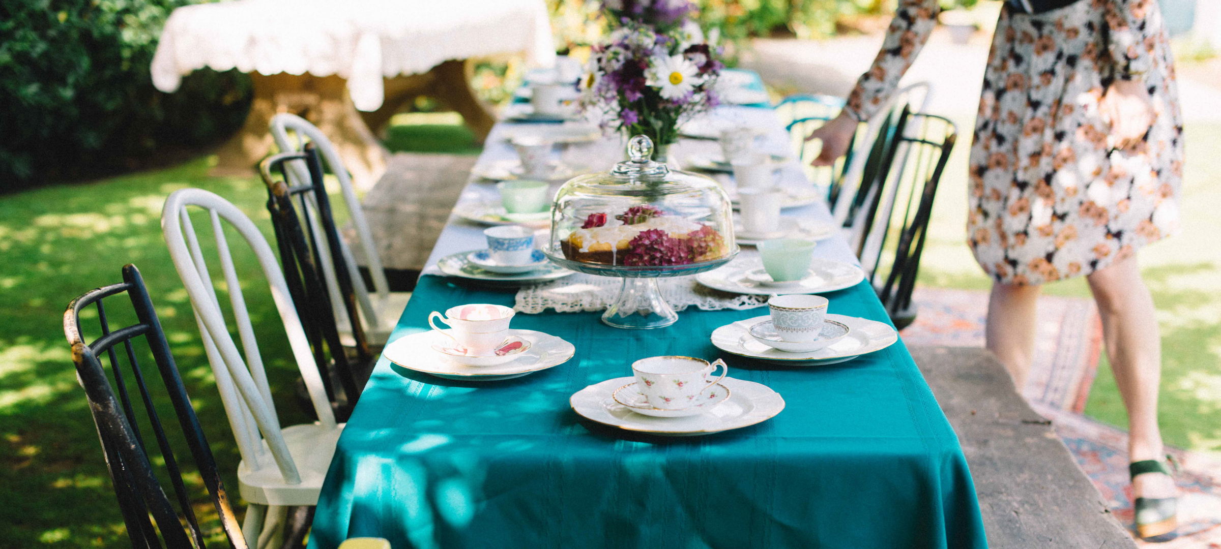 Geschenk Ideen zur Konfirmation & Kommunion / Gedeckter Tisch mit Geschirr im Garten