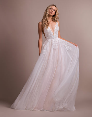 ISO: Hayley Paige Lumi Gown- Size 4-8. I'm in Boston, but willing to do  shipping. : r/weddingswap