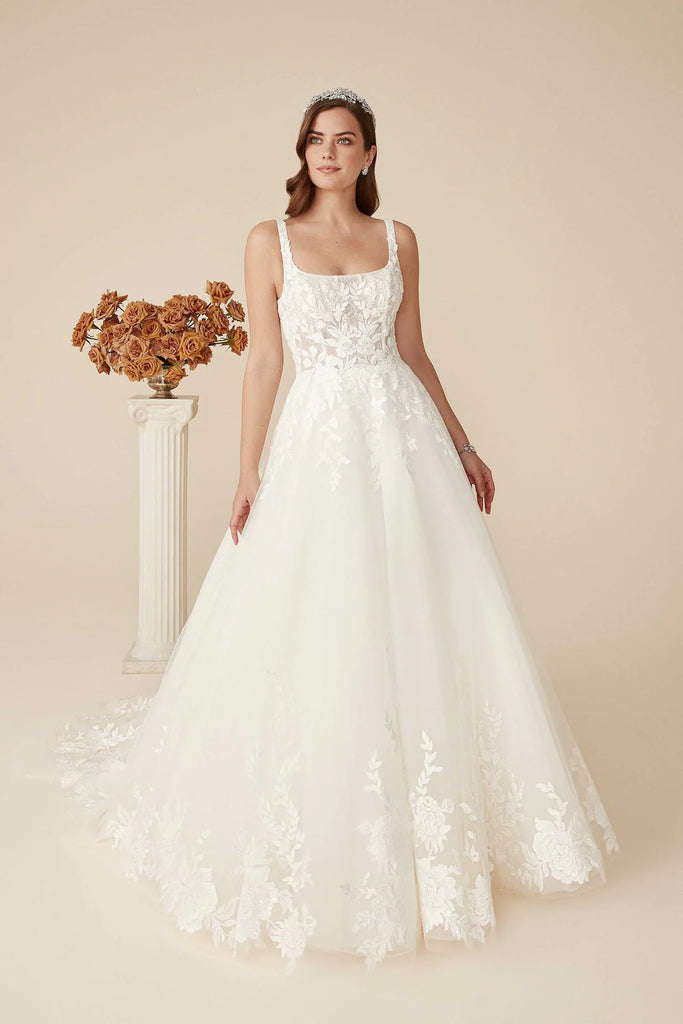 Designers like Monique Lhuillier | Luxe Redux Bridal