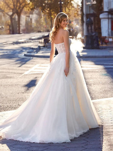 Shop 300+ Long Sleeve Wedding Dresses Online - Designer Bridal Gowns with  Lace, High Neck, - Luxe Redux Bridal