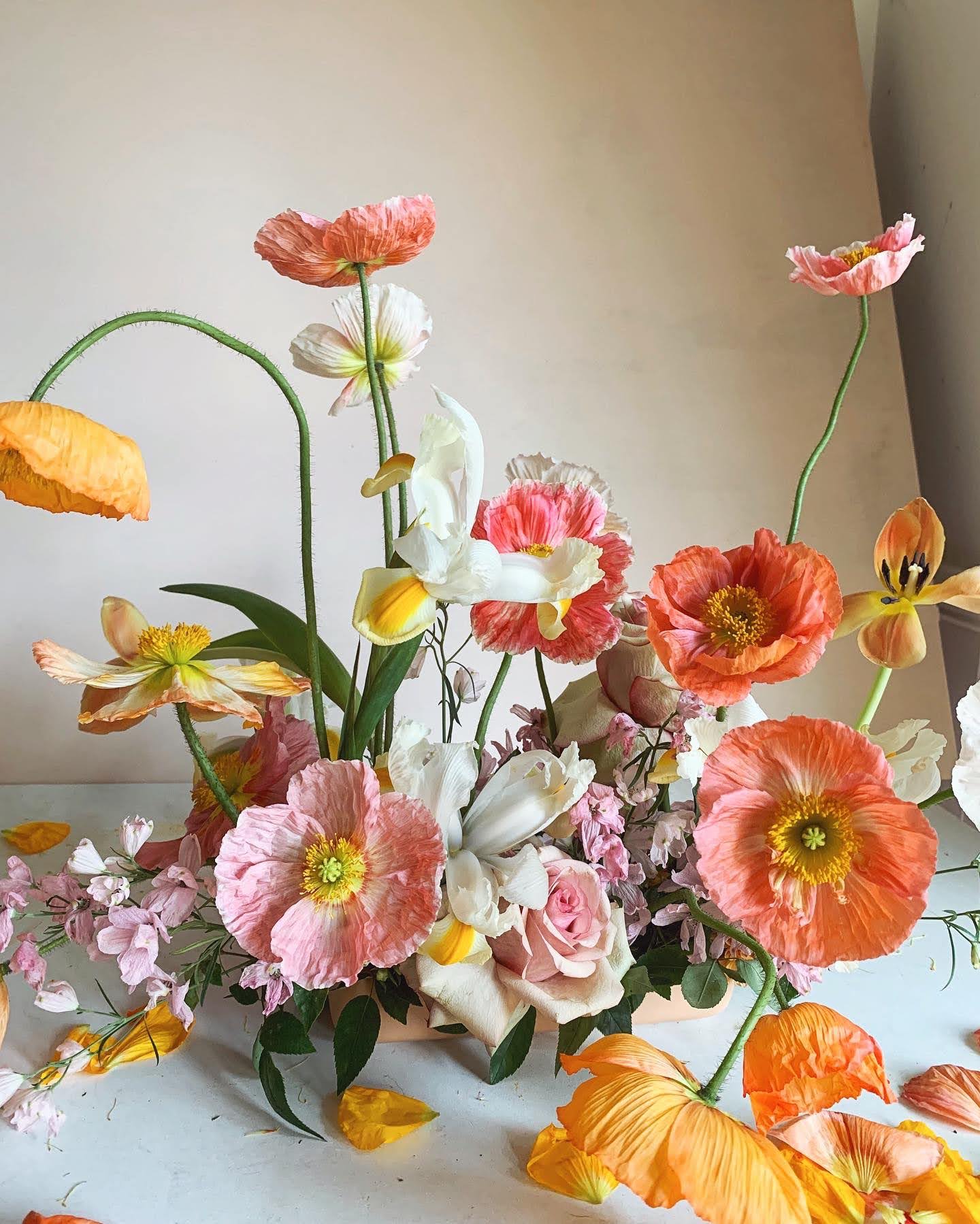 colorido arreglo floral de amapolas