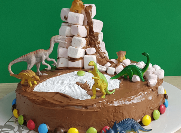 gateau dinosaure et volcan en chamallow