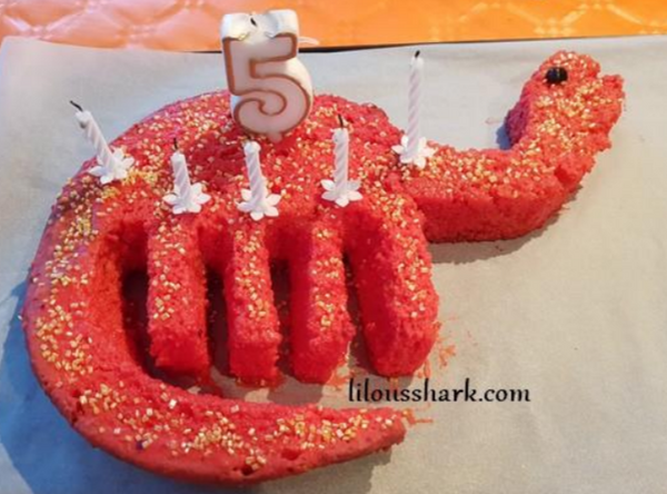 gateau dinosaure rouge