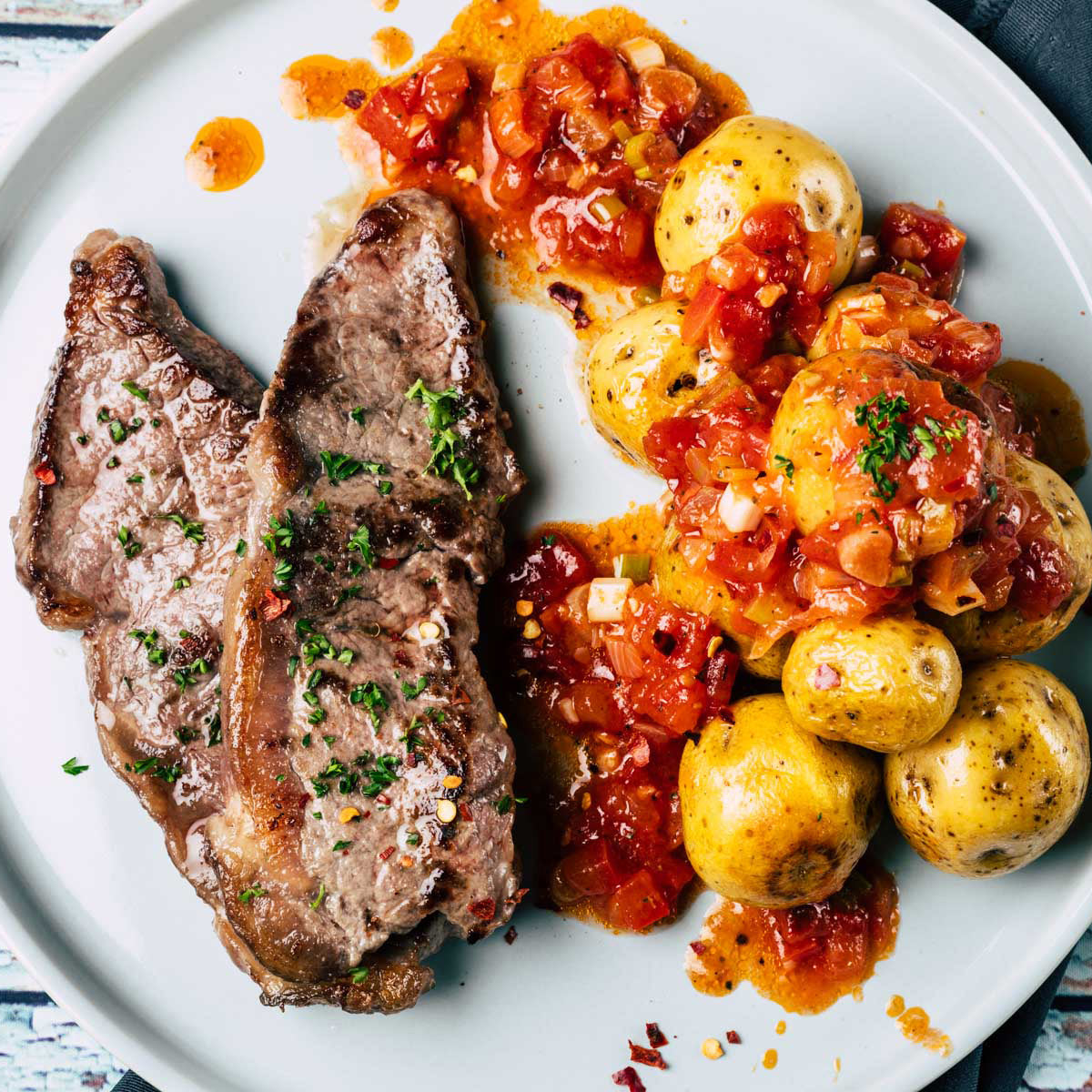 Churrasco a la colombiana asado con hogao y papas criollas acompañados –  Carnes Punto Rojo