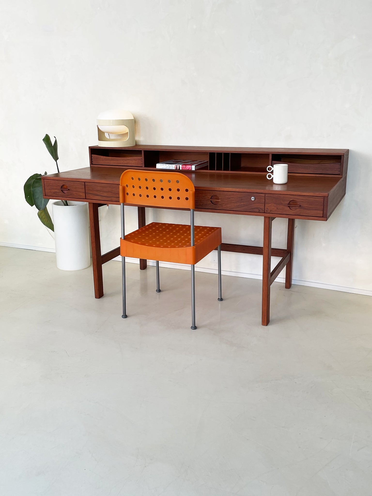 lovig nielsen desk