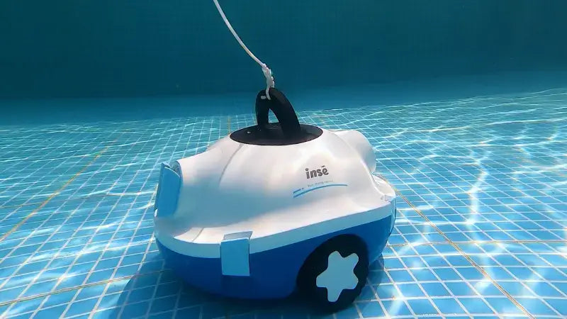 use inse y10 cordless pool robotic vacuum to vacuum the pool in summer-inselife.com