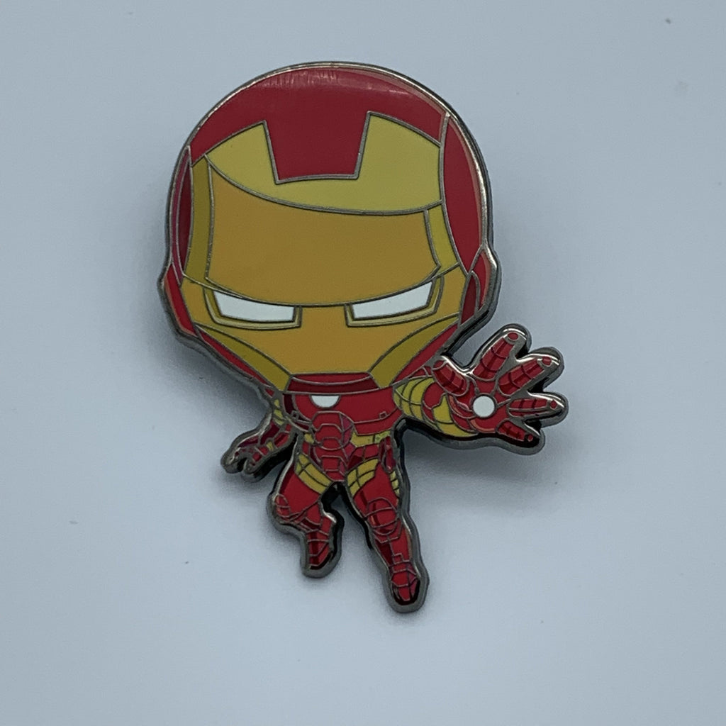 Ghim enamel Iron Man sẽ tạo phong cách lôi cuốn cho bất kỳ chiếc áo khoác, áo sơ mi hoặc túi xách nào của bạn. Hãy xem hình ảnh sản phẩm này để cảm nhận sự bền chắc, bóng bẩy của smalt và độ cuốn hút của hình ảnh Iron Man. Đây là một món đồ giản dị nhưng không kém phần tươi mới và sành điệu.